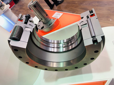 The new clamping clutch for the highly-precise fixing of the driven positioning axes of rotary/tilt tables in multi-axis machining centres The new clamping clutch for the highly-precise fixing of the driven positioning axes of rotary/tilt tables in multi-axis machining centres